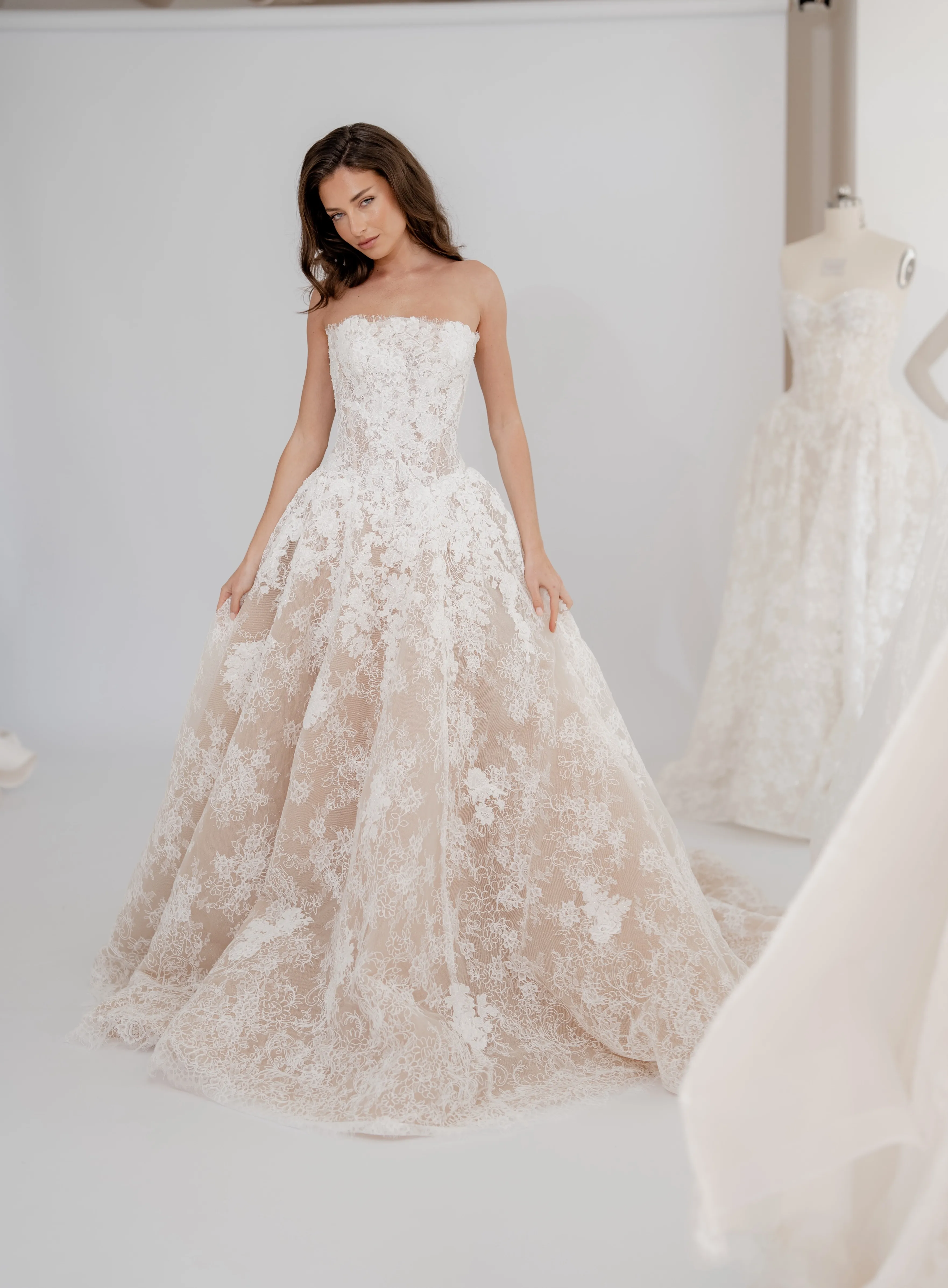 Aurelia lace ball gown with a sculpted strapless corset, thumbnail 3